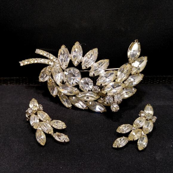 Vintage Clear Rhinestone Floral Brooch Clip Earrings Set, Rhodium Plated, 1960s - Picture 10 of 10